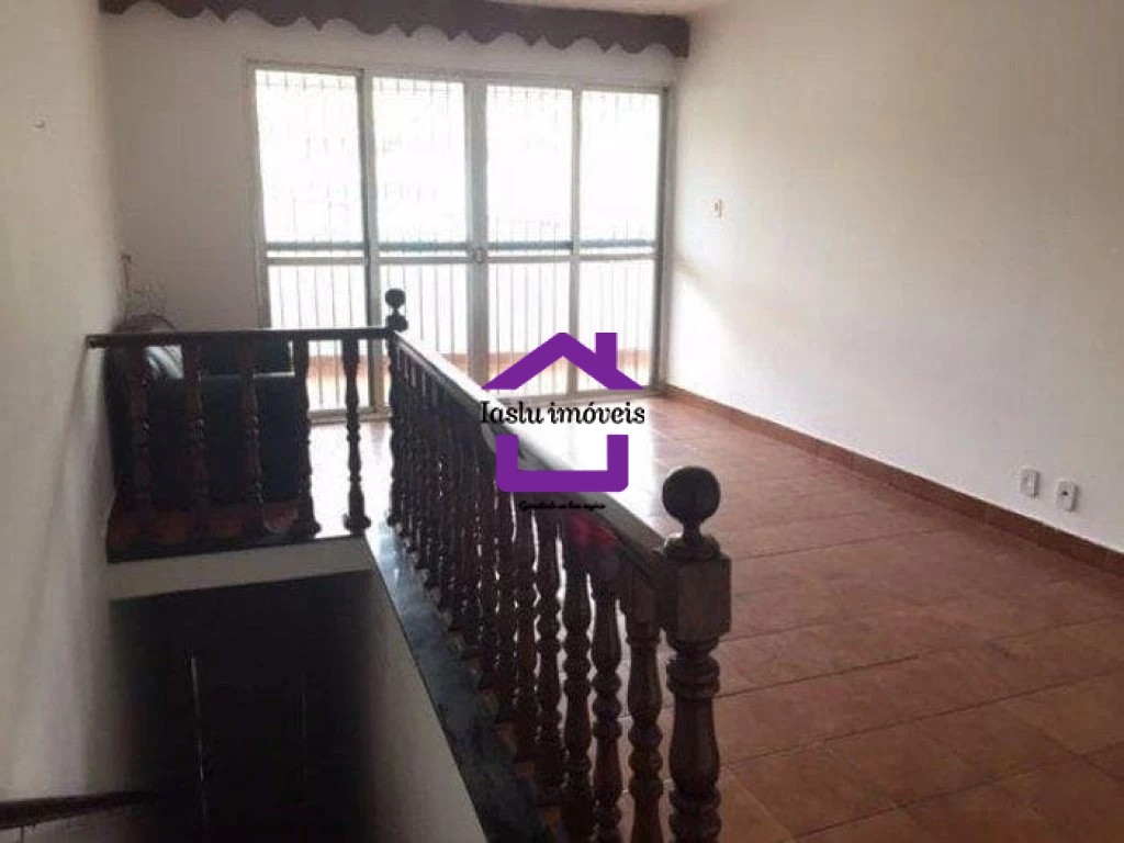 Casa à venda com 3 quartos, 224m² - Foto 1