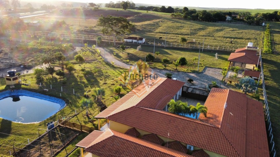 Fazenda à venda com 8 quartos, 300m² - Foto 1